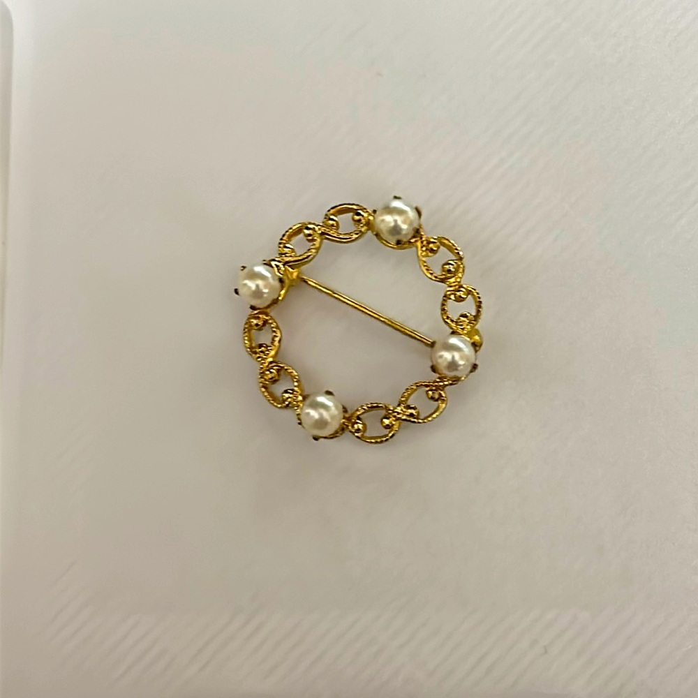 Unknown brand vintage brooch wreath pin with pearls on top.